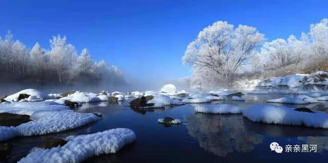 黑龙江哈尔滨:游客热情“点燃”冰雪世界